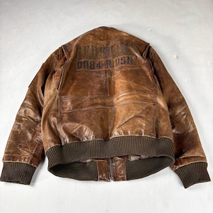 K&ouml;nnte beinhalten: Ein Set aus drei Keramikbechern mit gesprenkelter, matter Oberfl&auml;che. Die Becher sind in Creme-, Hellgrau- und Dunkelgraut&ouml;nen gehalten. Jeder Becher hat ein schlichtes, minimalistisches Design.