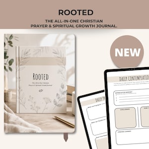 Op de afbeelding: Een hardcover dagboek getiteld ROOTED The All-in-One Christian Prayer & Spiritual Growth Journal met een beige kaft voorzien van botanische lijntekeningen. Twee digitale tablets tonen binnenpagina's met secties voor dagelijkse gebeden.