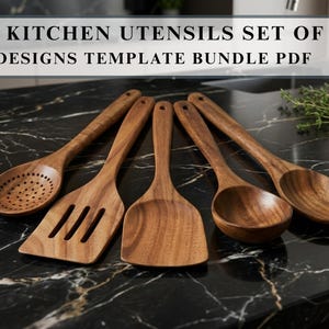 Pode incluir: Um conjunto de cinco utensílios de cozinha de madeira, incluindo uma colher perfurada, uma espátula com fendas, uma espátula plana e duas colheres sólidas. A imagem apresenta o texto DIY KITCHEN UTENSILS SET OF 5 DESIGNS TEMPLATE BUNDLE PDF.