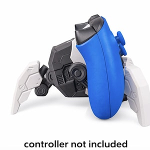 Puede incluir: Un soporte para mando de videojuegos azul y negro con detalles en blanco. El soporte está diseñado para sujetar un mando. El texto "controller not included" está en la parte inferior.