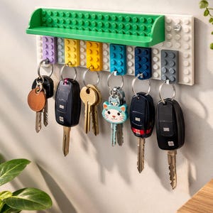 Puede incluir: Un letrero de madera hecho a mano con el texto "Welcome to our home" en un estilo manuscrito. El letrero está pintado de blanco con letras negras y un acabado envejecido, ideal para la decoración del hogar.