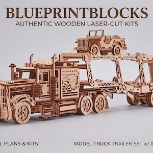 Può includere: Un modello in legno di un set di rimorchio per camion con una Jeep, costruito con legno tagliato al laser. Il camion presenta un emblema di aquila e il testo "BLUEPRINTBLOCKS". Il set include piani e kit digitali.