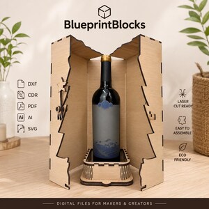Op de afbeelding: Een lichtgekleurde houten wijnflesdoos met een boomvormig silhouet, voorzien van de tekst BlueprintBlocks en bestandsformaten DXF, CDR, PDF, AI en SVG. De doos is lasergesneden, eenvoudig te monteren en milieuvriendelijk voor makers.