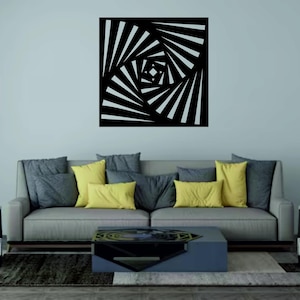 Puede incluir: Arte mural geométrico en blanco y negro con un diseño en espiral. La obra de arte está montada en una pared azul claro sobre un sofá gris con cojines amarillos y grises. Dos sillones grises y una mesa de centro completan el salón.