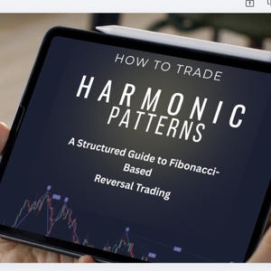Può includere: Un tablet mostra il testo "HOW TO TRADE HARMONIC PATTERNS" in bianco, con il sottotitolo "A Structured Guide to Fibonacci-Based Reversal Trading". Uno stilo è appoggiato sul bordo del tablet. Lo schermo mostra un grafico di borsa.