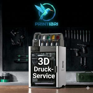 Könnte beinhalten: Ein weißer und grauer 3D-Drucker mit dem Text "3D Druck-Service" in Weiß. Der Drucker hat eine transparente Oberseite mit Filamentrollen in verschiedenen Farben. Das Logo "PRINTIBRI" befindet sich über dem Drucker und zeigt einen blauen Kolibri.