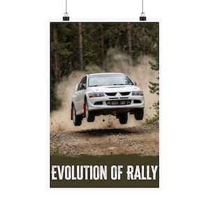 Puede incluir: Un coche de rally blanco está en el aire en un camino de tierra, levantando polvo. La imagen está ambientada con un bosque de fondo. El póster tiene el texto "EVOLUTION OF RALLY" en una fuente blanca y en negrita en la parte inferior.
