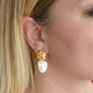 Barokke pareldruppeloorbellen – 18k goud, roze edelsteen, vintage statement
