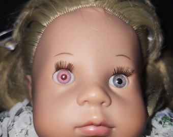 Poupée Götz hétérochromie accidentelle unique, un oeil bleu et un oeil rose, pièce rare de collectionneur