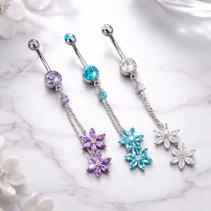 Könnte beinhalten: Ein Set aus drei Keramikbechern mit gesprenkelter, matter Oberfläche. Jeder Becher hat eine andere Farbe: hellblau, cremefarben und grau. Die Becher haben ein schlichtes, modernes Design mit runder Form und bequemem Griff.