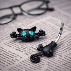 Puede incluir: Un letrero de madera rústica con el texto "Welcome to our home" en letras blancas. El letrero presenta un acabado envejecido y un diseño sencillo y acogedor, perfecto para un porche o entrada.