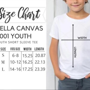 Puede incluir: Una tabla de tallas para una camiseta de manga corta Bella Canvas 3001 para j&oacute;venes. La tabla enumera las tallas S, M y L con las medidas correspondientes en cm. Una camiseta blanca muestra un diagrama que indica el ancho y el largo.