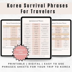 Op de afbeelding: Drie digitale tablets met Koreaanse overlevingszinnen voor reizigers. De tablets tonen Engelse en Koreaanse vertalingen met uitspraakgidsen. De tekst "Korea Survival Phrases For Travelers" staat bovenaan. De zin "Perfect for Beginners!" staat in een ster.