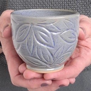 Handgeschnitzte Keramiktasse - Blumendesign, Rad geworfener Steingutbecher