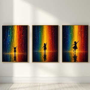Può includere: Tre stampe artistiche incorniciate. Ogni stampa presenta la silhouette di una persona con le braccia alzate, sullo sfondo di un vibrante e colorato arcobaleno. L'opera d'arte ha una cornice dorata ed è esposta su una parete bianca.