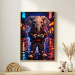 Puede incluir: Impresión enmarcada que presenta un elefante antropomórfico con una chaqueta negra y pantalones marrones, sosteniendo un mando de videojuegos. El fondo representa una escena callejera iluminada con neón con reflejos en el pavimento mojado. El elefante lleva zapatillas rojas y negras.