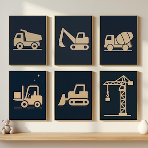 Könnte beinhalten: Sechs gerahmte Drucke mit Illustrationen von Baufahrzeugen. Jeder Druck zeigt ein anderes Fahrzeug: einen Muldenkipper, einen Bagger, einen Betonmischer, einen Gabelstapler, einen Bulldozer und einen Kran. Die Fahrzeuge sind beige auf dunkelblauem Hintergrund.