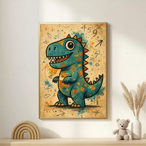 Può includere: Una stampa incorniciata con un dinosauro dei cartoni animati con un corpo verde acqua e dettagli arancioni. Lo sfondo è beige con numeri, frecce e schizzi di vernice. L'opera è in una cornice dorata.