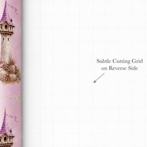 Puede incluir: Un rollo de papel de regalo con un patr&oacute;n repetitivo de torres de piedra clara con techos c&oacute;nicos morados sobre un fondo rosa suave. El reverso del papel muestra una cuadr&iacute;cula blanca con el texto Subtle Cutting Grid on Reverse Side.