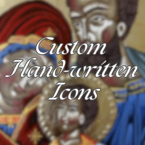 Pu&ograve; includere: Un dipinto di icona religiosa raffigurante tre figure con aureole, realizzato in stile tradizionale con toni tenui di rosso, blu e oro. Il testo Custom Hand-written Icons &egrave; sovrapposto in bianco con un carattere serif al centro.