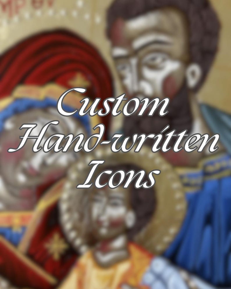 Pu&ograve; includere: Un dipinto di icona religiosa raffigurante tre figure con aureole, realizzato in stile tradizionale con toni tenui di rosso, blu e oro. Il testo Custom Hand-written Icons &egrave; sovrapposto in bianco con un carattere serif al centro.