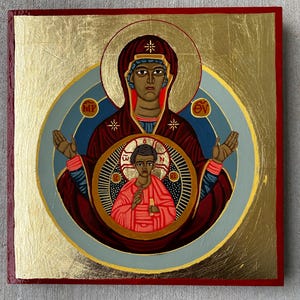 Pu&ograve; includere: Un'icona religiosa quadrata raffigurante una figura centrale in una veste rosso scuro con un'aureola dorata, che tiene una figura pi&ugrave; piccola in una veste rossa all'interno di un medaglione circolare. Lo sfondo &egrave; in foglia d'oro con bordo rosso e lettere greche.