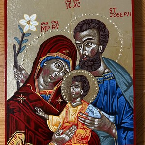 Pu&ograve; includere: Un'icona religiosa rettangolare della Sacra Famiglia con Maria in manto rosso scuro, Giuseppe in veste blu e il Bambino Ges&ugrave; in giallo. Sfondo dorato con giglio bianco e testo che recita MP OV, IC XC, ST JOSEPH, THE HOLY FAMILY.