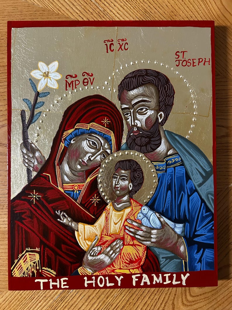 Pu&ograve; includere: Un'icona religiosa rettangolare della Sacra Famiglia con Maria in manto rosso scuro, Giuseppe in veste blu e il Bambino Ges&ugrave; in giallo. Sfondo dorato con giglio bianco e testo che recita MP OV, IC XC, ST JOSEPH, THE HOLY FAMILY.