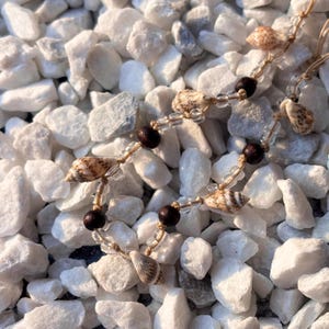 Fußkettchen „Tiny Tides“ | Verstellbares Muschel-Fußkettchen | Handgefertigtes Strand-Fußkettchen | Küsten-Muschelschmuck | Fußkettchen aus Holzperlen | Sommerschmuck zum Binden