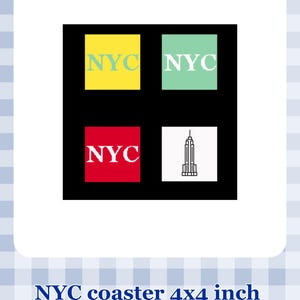 Puede incluir: Un posavasos cuadrado con un fondo negro que presenta cuatro cuadrados de colores. El cuadrado superior izquierdo es amarillo con "NYC" en azul claro. El cuadrado superior derecho es verde menta con "NYC" en blanco. El cuadrado inferior izquierdo es rojo con "NYC" en blanco, y el cuadrado inferior derecho es blanco con un contorno del Empire State Building.