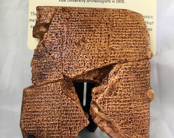 L'ÉPOPÉE DE GILGAMESH, réplique rare de la tablette de Gilgamesh du musée de Yale