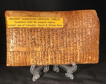 TABLETTE DE REMÈDE À BASE DE HERBES Réplique antique d'écriture cunéiforme sumérienne