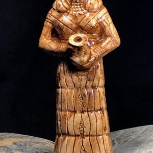 シュメール神殿の女神イシュタル・イナンナ像（紀元前1850年）