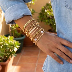 Armband i guldfärgad kedja med pärlor – Stapelbara smycken i rostfritt stål