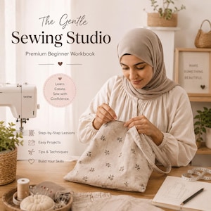 Könnte beinhalten: Ein Arbeitsbuch mit dem Titel The Gentle Sewing Studio Premium Beginner Workbook mit dem Text Learn. Create. Sew with Confidence. Step-by-Step Lessons, Easy Projects, Tips & Techniques und Build Your Skills neben einem Nähprojekt.