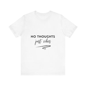 Może przedstawiać: Ręcznie wykonana drewniana deska do krojenia z naturalnym wykończeniem. Deska ma żywą krawędź z jednej strony i gładki, prostokątny kształt. Ma około 45 cm długości i 30 cm szerokości.