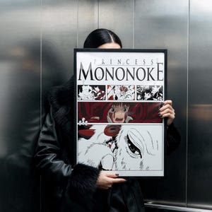 Może przedstawiać: Oprawiony plakat z tytułem "PRINCESS MONONOKE" w kolorze białym. Plakat przedstawia panele mangi w kolorze czarnym, białym i czerwonym, przedstawiające sceny z filmu animowanego. Rama jest czarna.