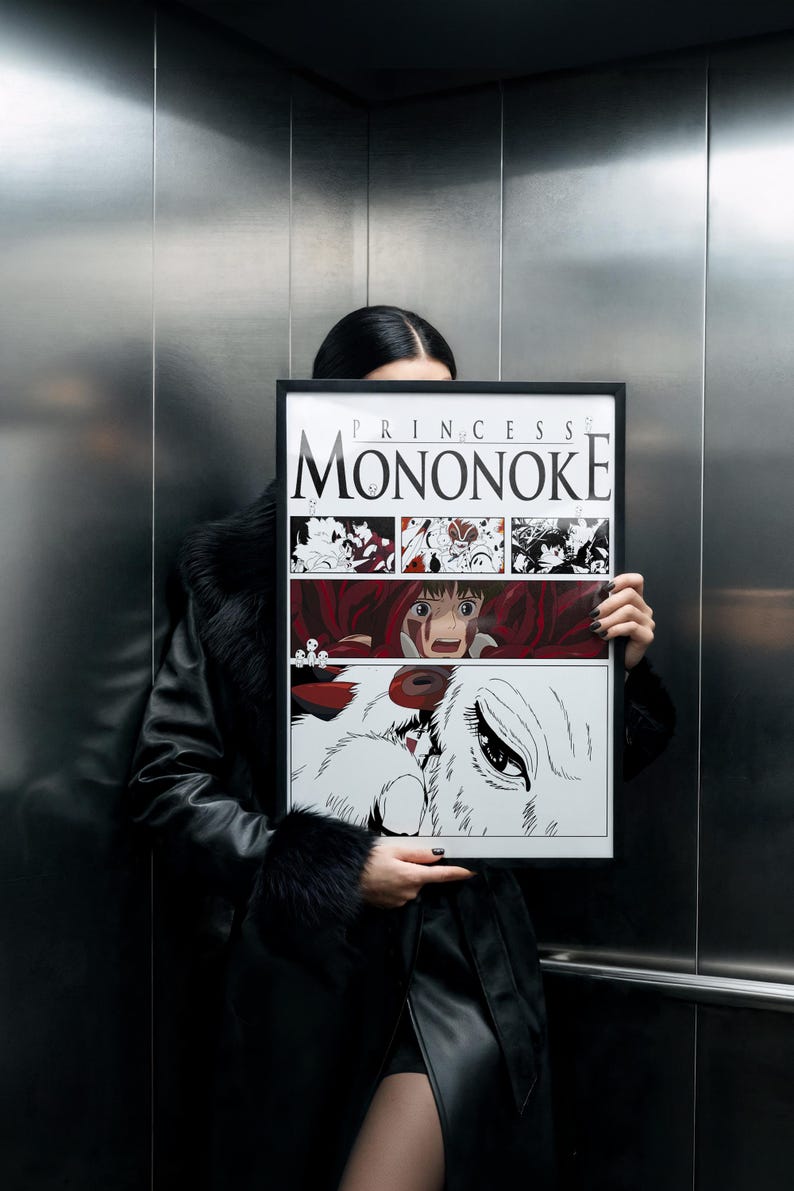 Może przedstawiać: Oprawiony plakat z tytułem "PRINCESS MONONOKE" w kolorze białym. Plakat przedstawia panele mangi w kolorze czarnym, białym i czerwonym, przedstawiające sceny z filmu animowanego. Rama jest czarna.
