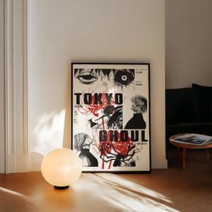 Może przedstawiać: Oprawiony plakat z napisem "TOKYO GHOUL" w kolorze czarnym i czerwonym, z ilustracjami w stylu mangi. Okrągła, biała lampa kulista stoi na drewnianej podłodze przed plakatem. Plakat znajduje się w pokoju z czarną sofą.