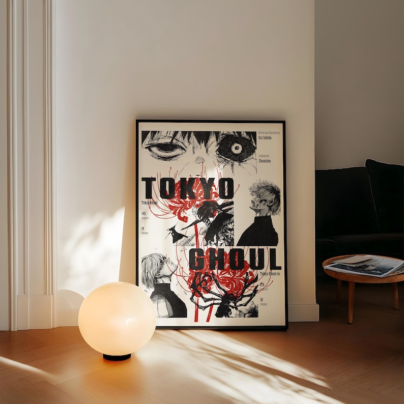 Może przedstawiać: Oprawiony plakat z napisem "TOKYO GHOUL" w kolorze czarnym i czerwonym, z ilustracjami w stylu mangi. Okrągła, biała lampa kulista stoi na drewnianej podłodze przed plakatem. Plakat znajduje się w pokoju z czarną sofą.