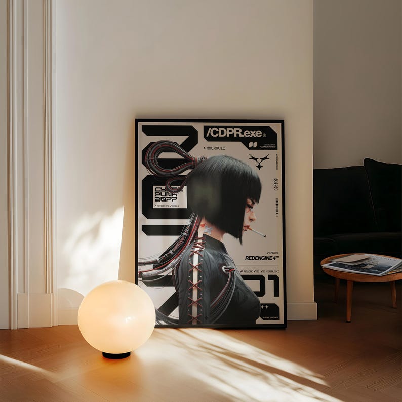 Op de afbeelding: Een ingelijste poster met een futuristisch cyberpunk-thema, met een vrouw met zwart haar en een sigaret. De poster heeft de tekst "/CDPR.exe" en "REDENGINE 4". Een ronde, gloeiende witte lamp staat op de vloer.