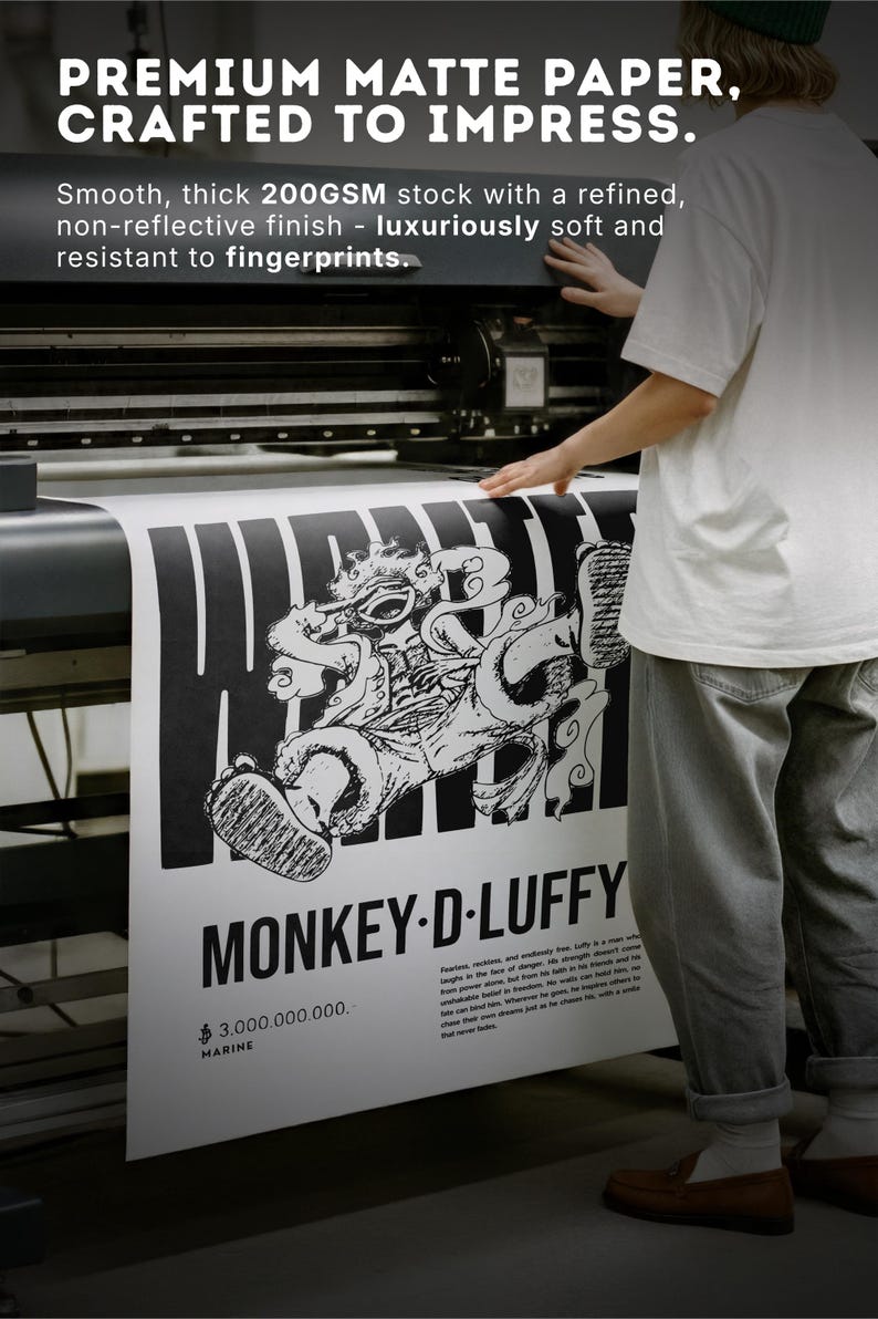 Op de afbeelding: Zwart-wit poster met de tekst "MONKEY-D-LUFFY" en "$3.000.000.000. MARINE". De poster is gedrukt op premium mat papier, 200 g/m&sup2;. De poster toont een gedetailleerde illustratie van een personage.