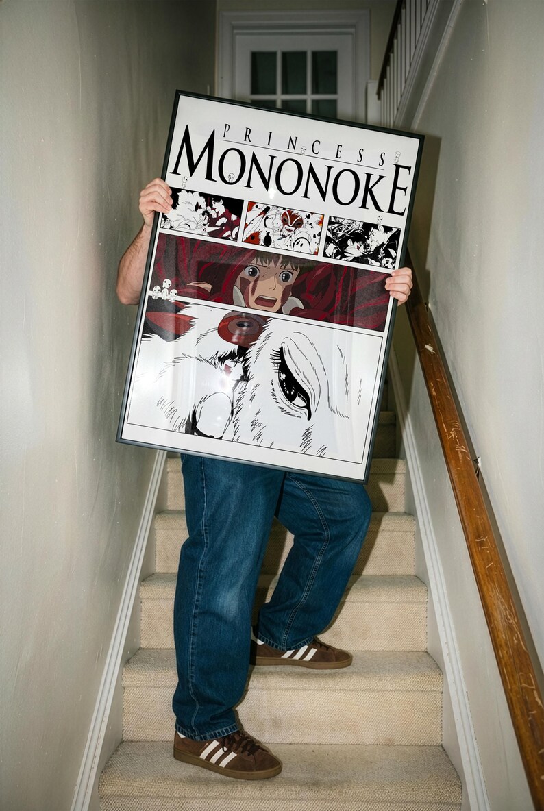 Może przedstawiać: Oprawiony plakat z grafiką z filmu animowanego "Księżniczka Mononoke". Plakat w czarnej ramie przedstawia kolaż obraz&oacute;w, w tym zbliżenie oka wilka i tytuł filmu.