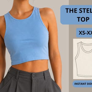 Könnte beinhalten: Hellblaues Crop-Top mit Rundhalsausschnitt und ärmellosem Design. Der Text "THE STELLA TOP" wird in einem blauen Rechteck angezeigt, darunter "XS-XXL". Eine Strichzeichnung des Tops ist ebenfalls abgebildet. "SOFORT-DOWNLOAD" steht darunter.