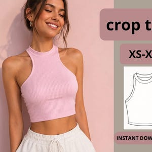 Könnte beinhalten: Ein hellrosa geripptes bauchfreies Oberteil mit hohem Ausschnitt und ärmellosem Design. Das Bild enthält den Text crop top, XS-XXL und INSTANT DOWNLOAD sowie eine schwarz-weiße Strichzeichnung des vorderen Profils des Kleidungsstücks.