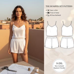 Puede incluir: Una mujer con un conjunto de romper de satén blanco. El conjunto incluye una camiseta de tirantes con tirantes finos y pantalones cortos a juego. La imagen también muestra un patrón para el conjunto, con texto que dice "Fácil de coser", "Imprimir en casa" y "Todas las tallas incluidas".