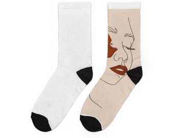 Visage minimaliste avec des chaussettes tulipes rouges | Chaussettes ras du cou