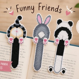 以下が含まれることがあります： Funny Friendsと題された3つのクロスステッチのしおり。猫、ウサギ、パンダが描かれています。それぞれのしおりは、長い尻尾や体が下に向かって伸びている動物の後ろ姿を示しています。テキストにはFunny FriendsとCross Stitch Patternと書かれています。