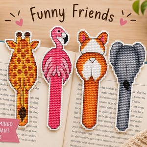Può includere: Quattro segnalibri a punto croce con disegni di animali: una giraffa gialla e marrone, un fenicottero rosa, un corgi arancione e bianco e un elefante grigio. Il testo "Funny Friends", "CROSS STITCH PATTERN" e "GIRAFFE • FLAMINGO • CORGI • ELEPHANT BOOKMARKS" è visibile.