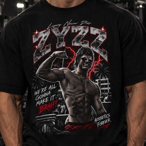Könnte beinhalten: Ein schwarzes kurzärmeliges T-Shirt mit einem Grafikdruck eines posierenden Bodybuilders sowie dem Text ZYZZ, Legacy Never Dies, We're All Gonna Make It BRAH und Aesthetics Forever in weißer und roter Schrift vor einem dunklen Fitnessstudio.